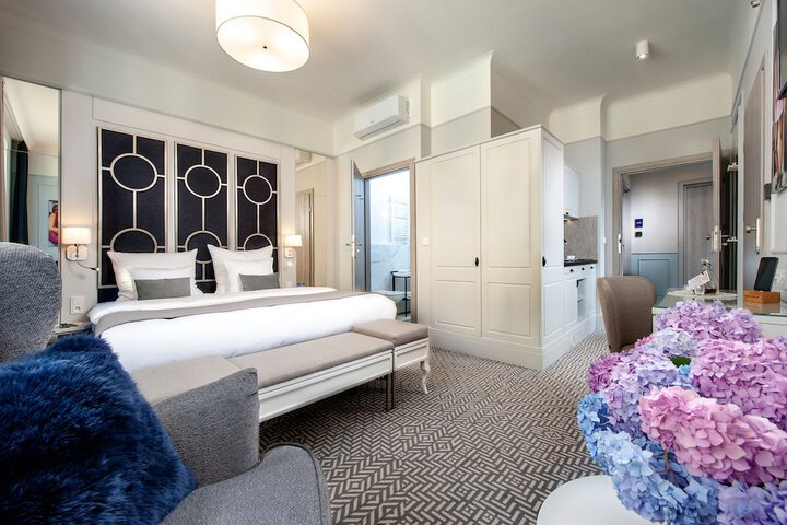 Room 27 of 77