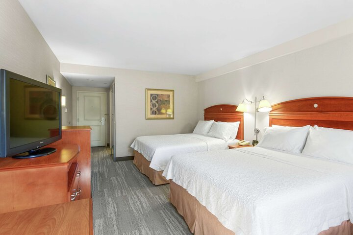 2 Queen Beds (4 of 12)