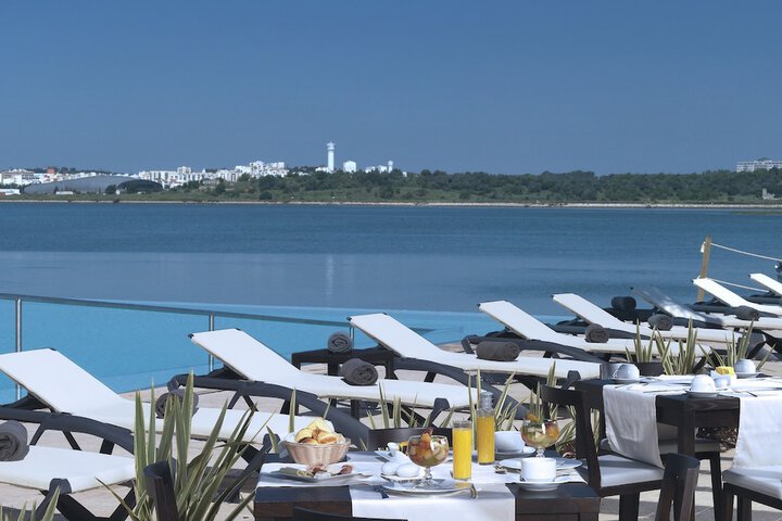 Hotel Pool