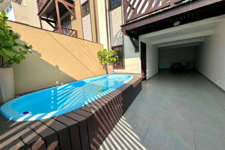 Pool 15 of 21