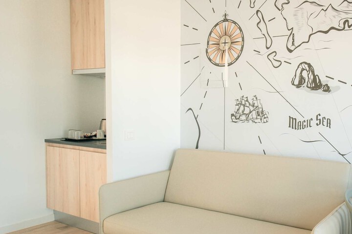 Room 6 of 43