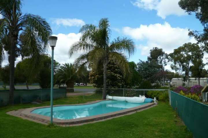 Pool 24 of 28