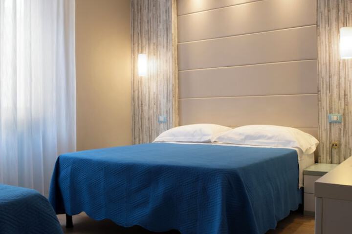 Room 6 of 18