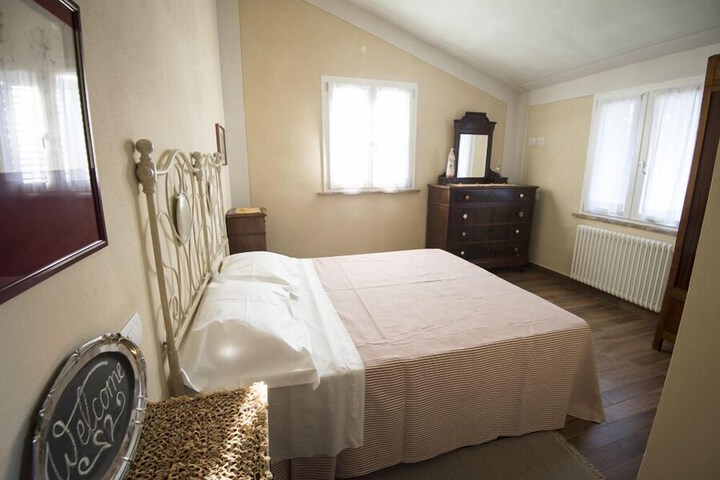 Room 4 of 52