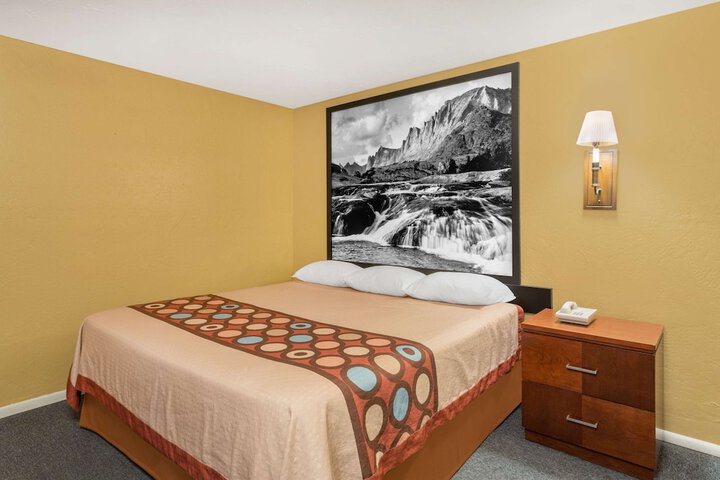 Room 8 of 15