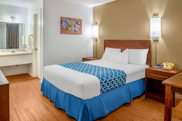 1 Queen Bed (4 of 8)