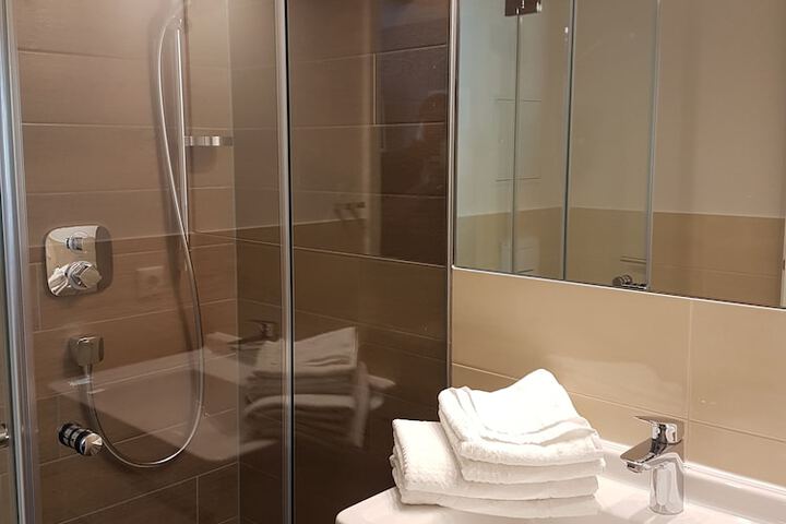 Room 13 of 18