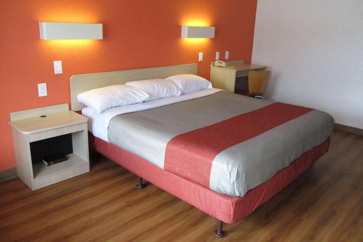1 Queen Bed (1 of 3)