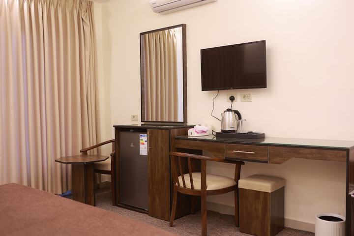 Room 10 of 28