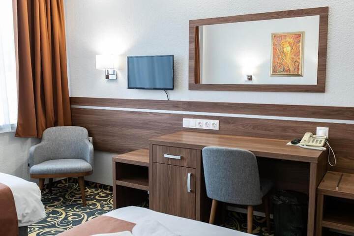 Room 6 of 44
