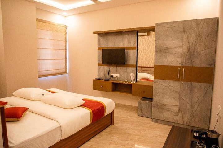 Room 8 of 16