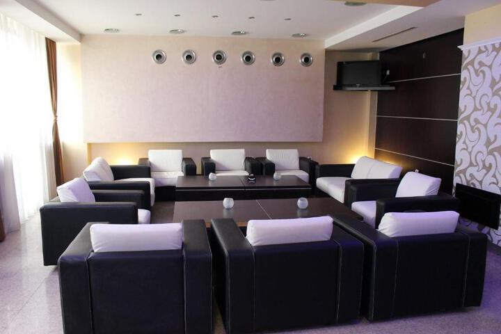 Lounge 3 of 23