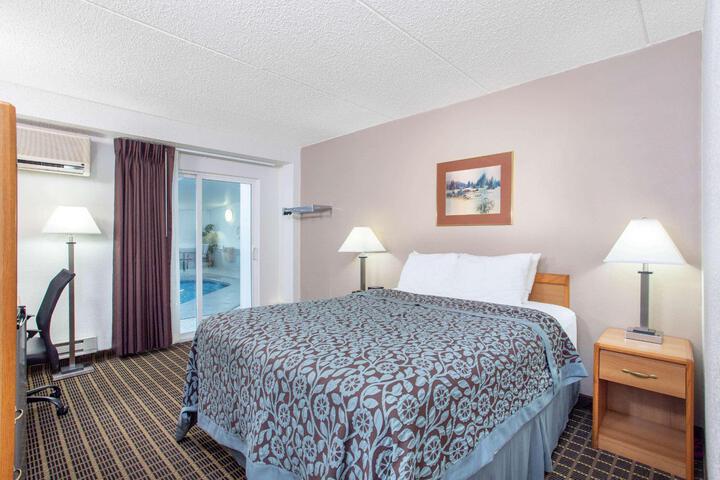 1 Queen Bed (5 of 9)