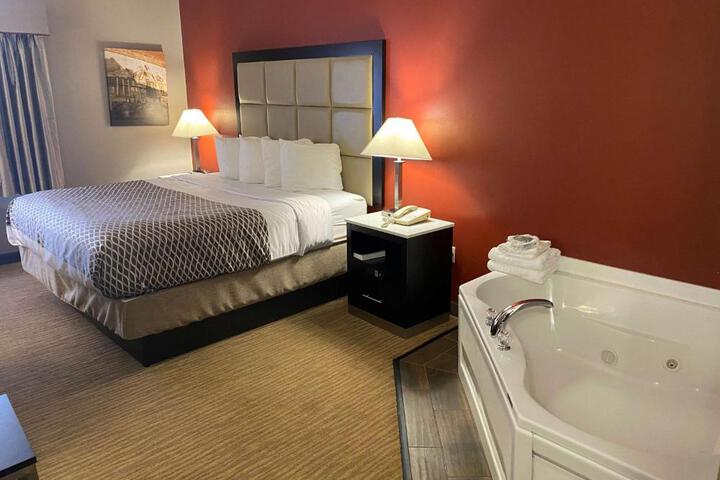 1 King Bed Work Desk Sofa Microwave and Refrigerator WiFi Full Breakfast (3 of 11)