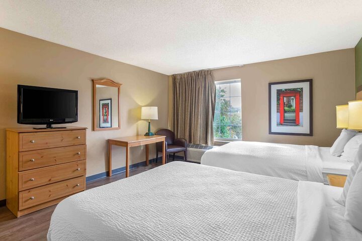 Modern Queen Bed Kitchen Accessible (10 of 11)