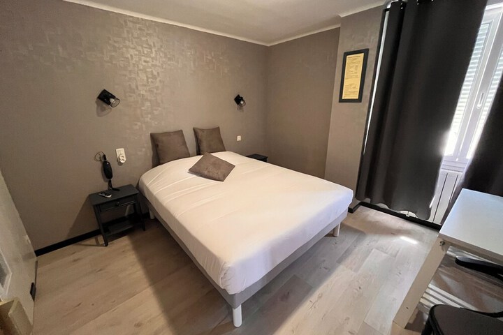 Room 17 of 34