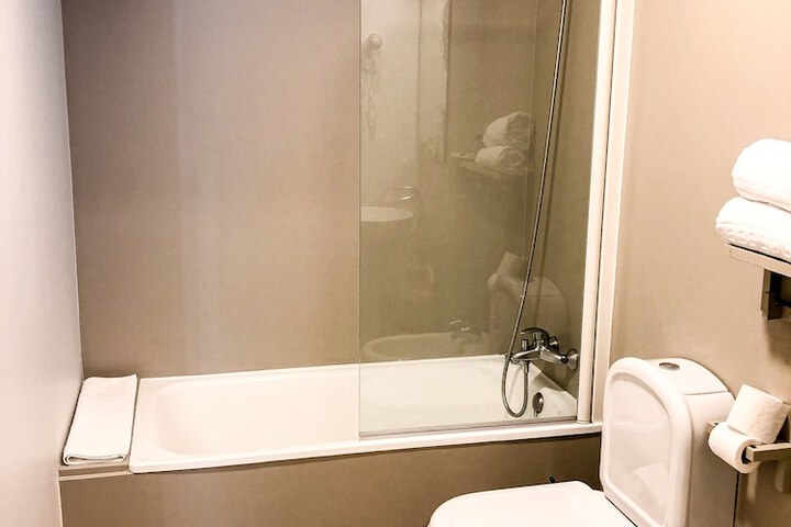 Room 25 of 37