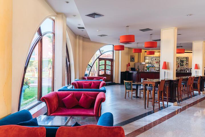 Lounge 63 of 76