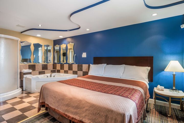 Deluxe Room with King Bed (10 of 26)