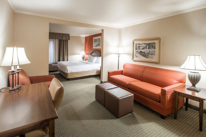 1 King Bed (3 of 4)