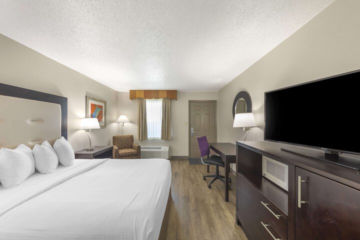 1 Queen Bed High Speed Internet Accessible Microwave and Refrigerator, Coffee Maker Iron and Ironing Board Hairdryer Full Breakfast (6 of 18)