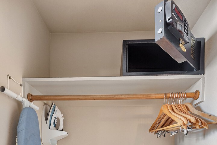 Iron/ironing board
