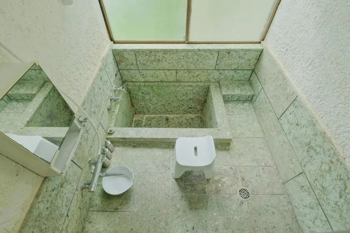 Room 6 of 15