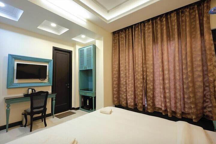 Room 9 of 18