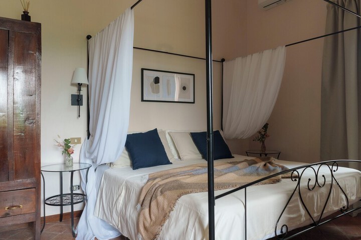 Room 5 of 32