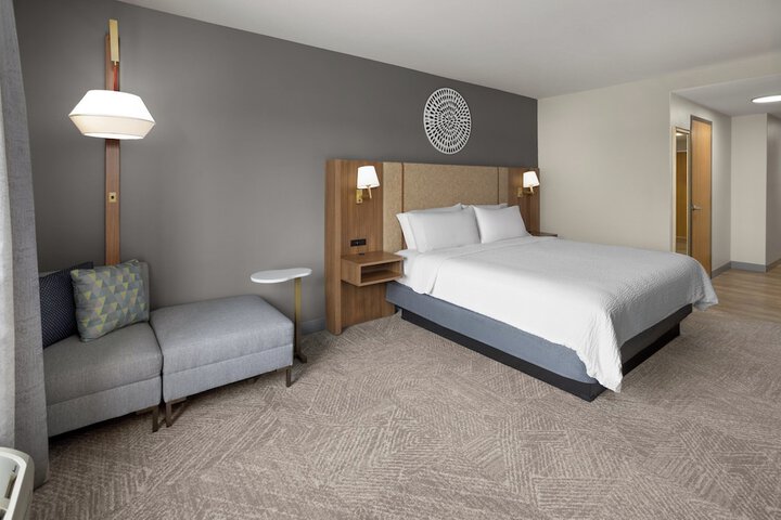 Room 32 of 76