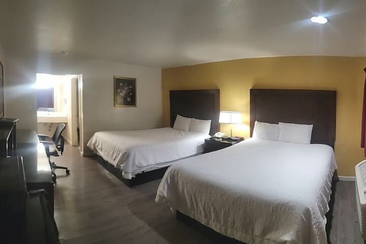 2 Queen Beds (8 of 9)