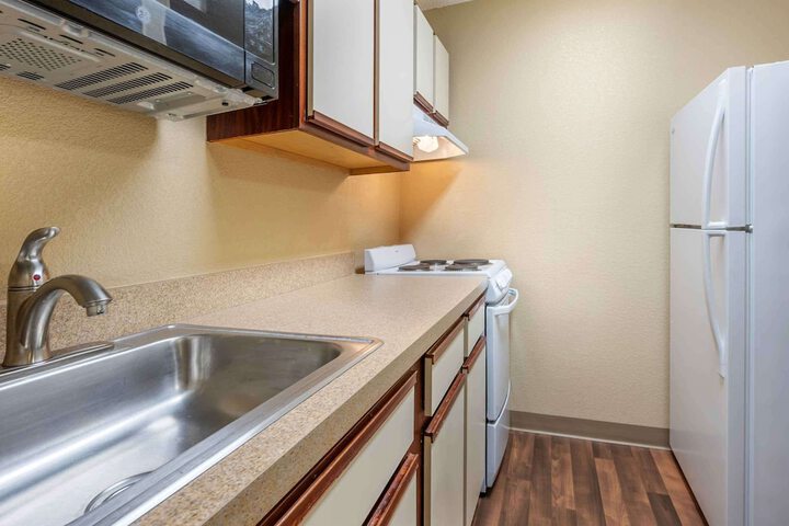 Suite 1 Queen Bed Kitchen (10 of 14)
