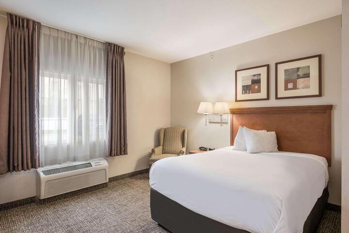 1 Queen Bed (4 of 13)