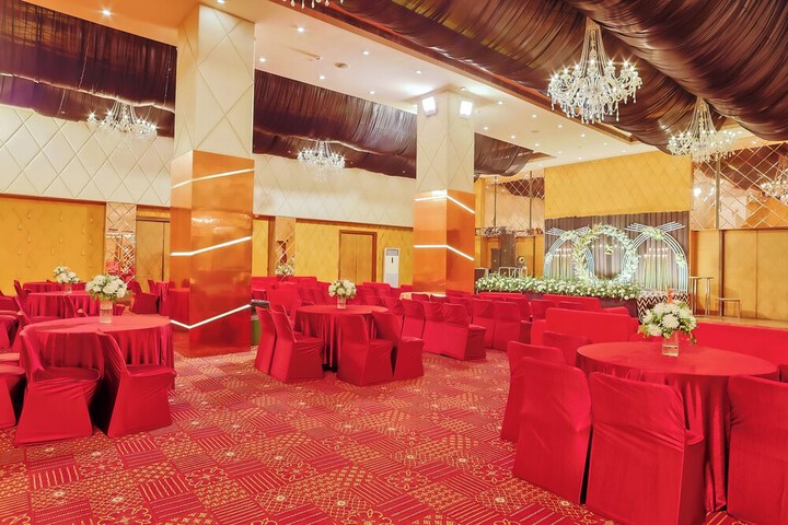 Ballroom/Hall 91 of 113