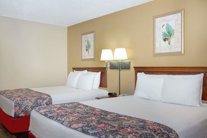 1 Queen Bed Mobility Accessible (27 of 27)