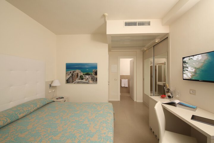 Room 14 of 99