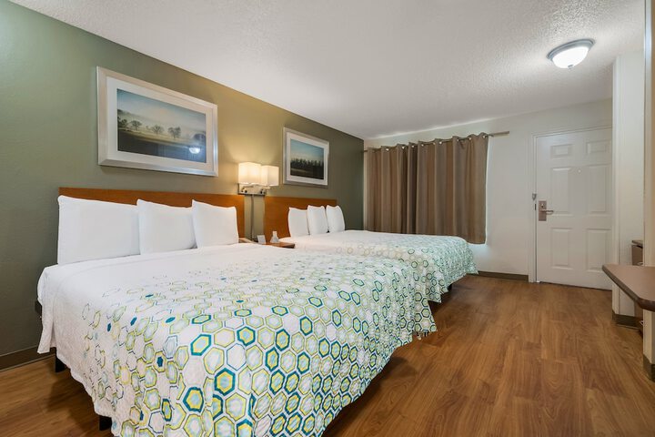 Studio Queen Bed (4 of 18)