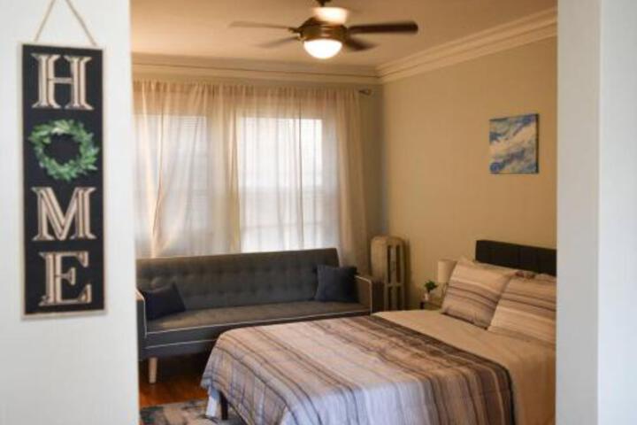 Prime Location w Historic Charm Near Shops & Parks in Chicago, IL
