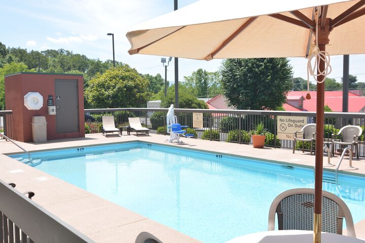 hotels in greeneville tn with indoor pool