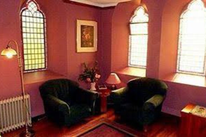 Lounge 2 of 10