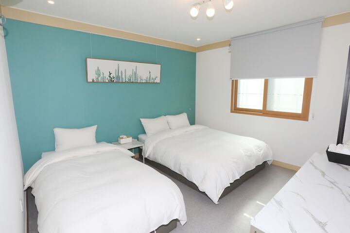 Room 17 of 34