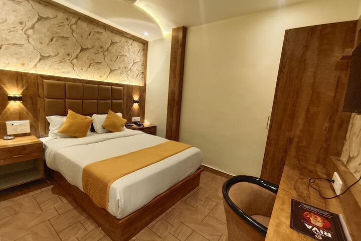Room 17 of 37