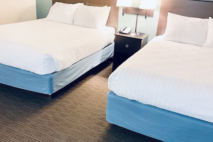 2 Queen Beds (5 of 12)