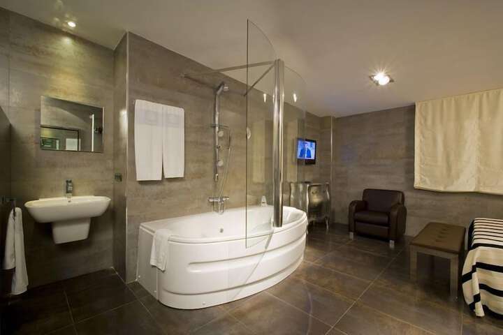 Jetted tub