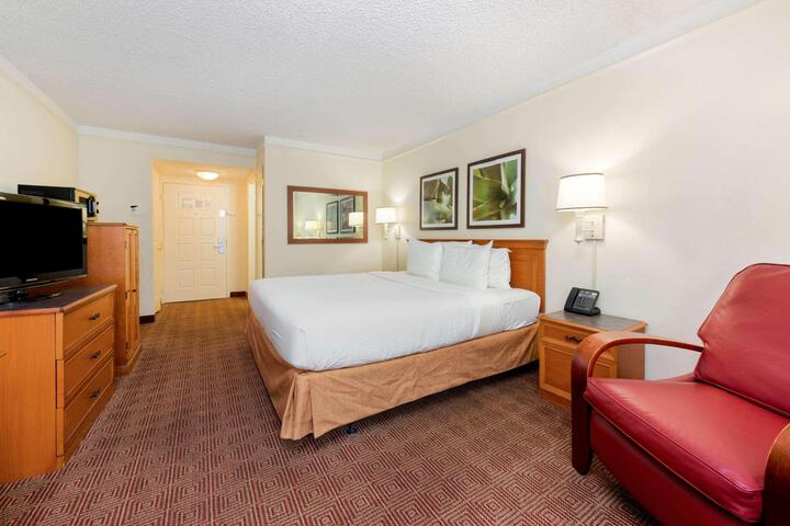1 King Bed (2 of 13)