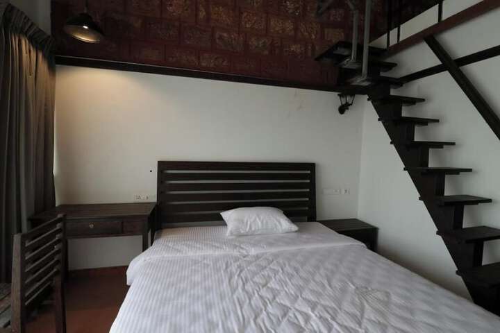 Room 13 of 28