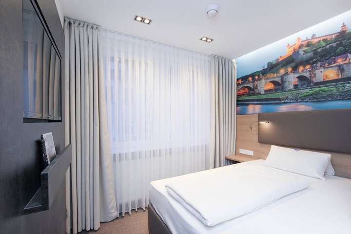 Room 8 of 50