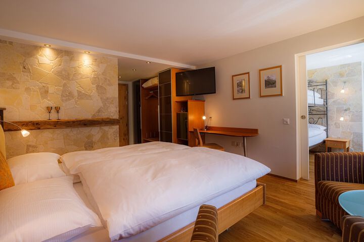 Room 2 of 97