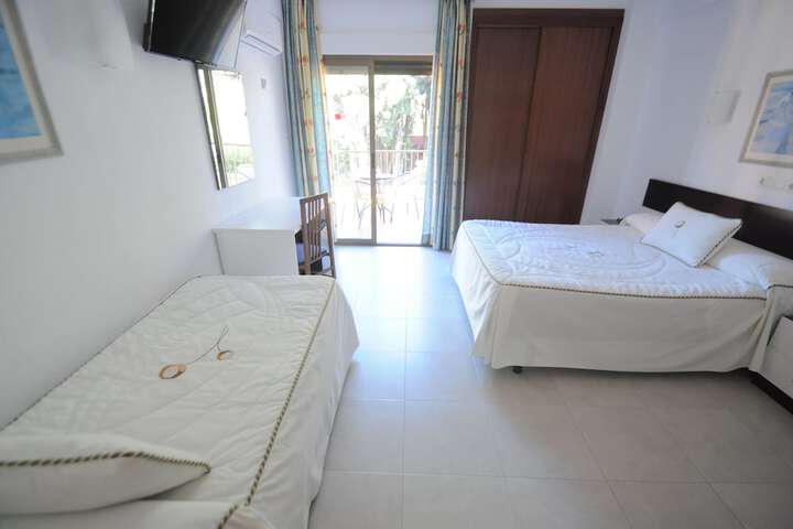 Room 4 of 40