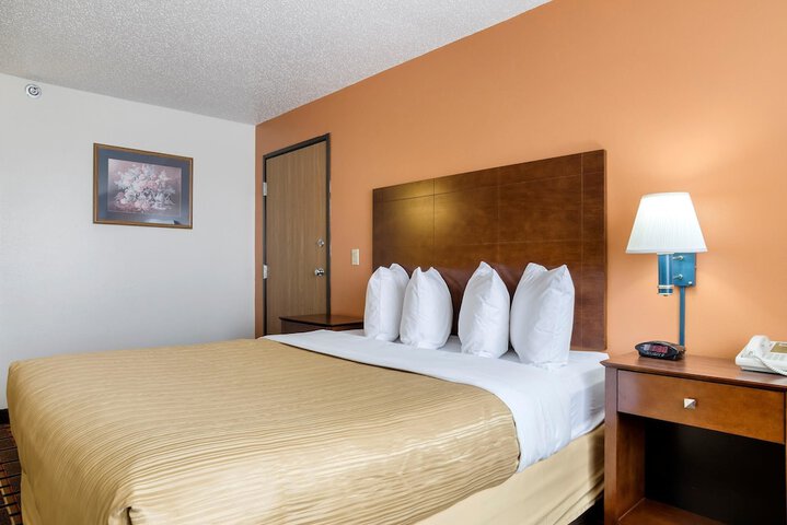 1 Queen Bed Accessible (3 of 10)